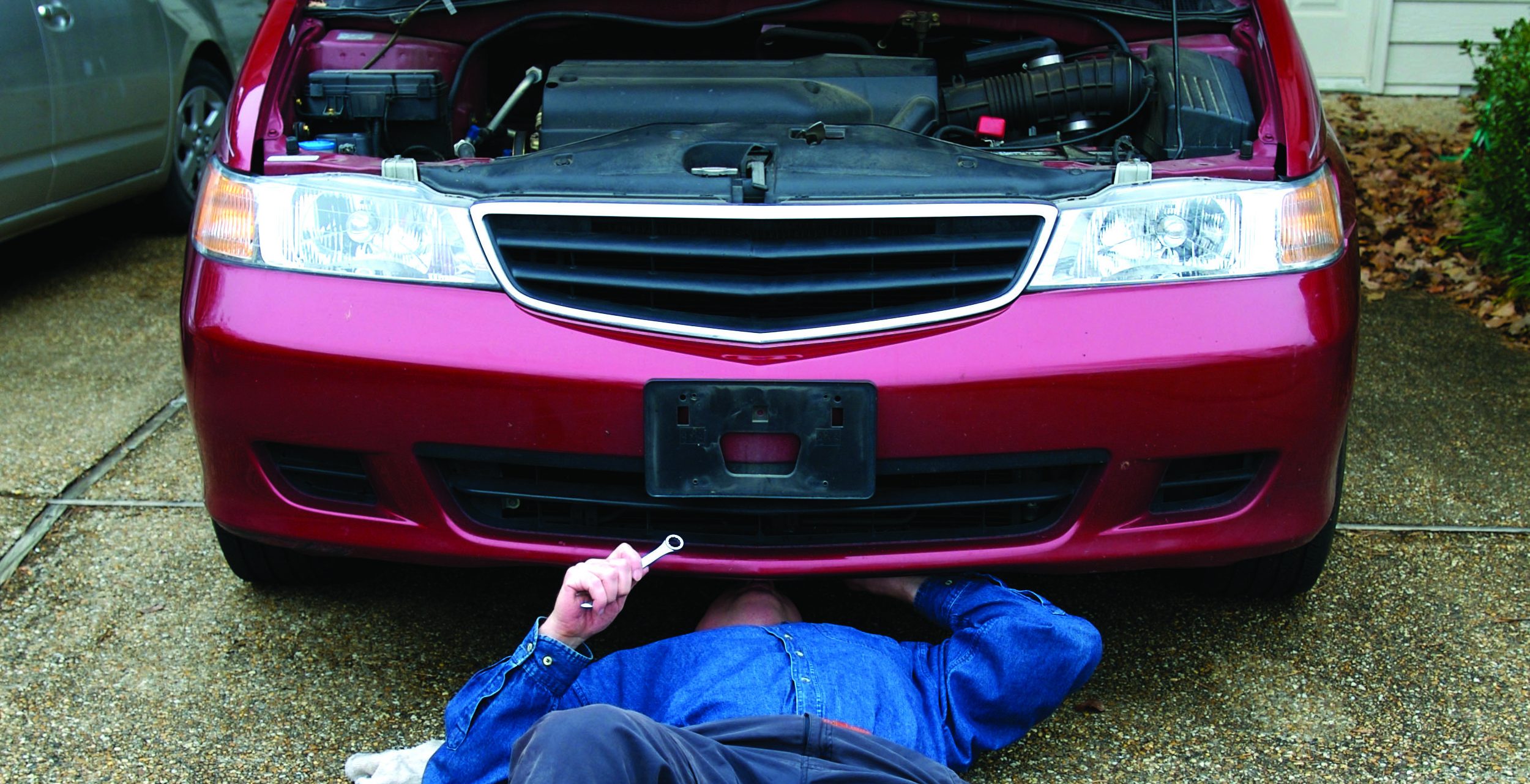 A DIY Auto Repair or a Job for an Expert? 5 Questions to Ask Before Doing It Yourself