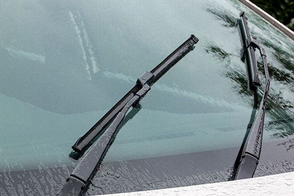 Wiper blade with silicone spray